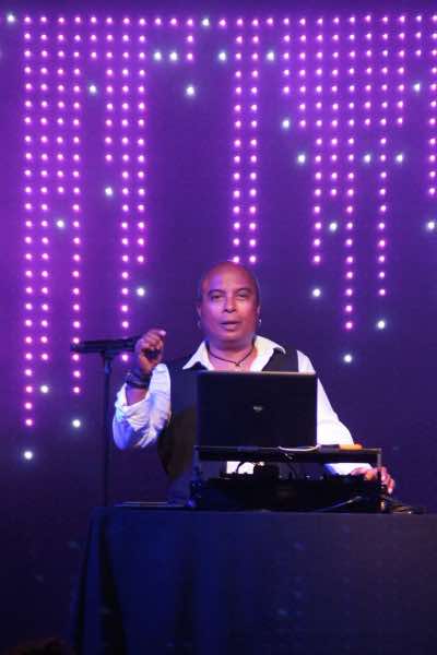 Nirina Chanteur Live Micro Chapeau